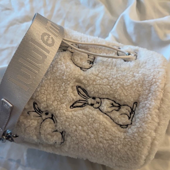 White Fleece Bucket Bag with Rabbit Design - Picture 4 of 4